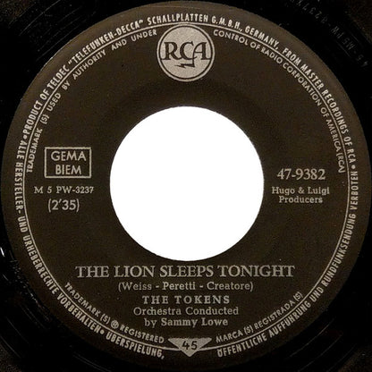 The Tokens : The Lion Sleeps Tonight (7", Single)