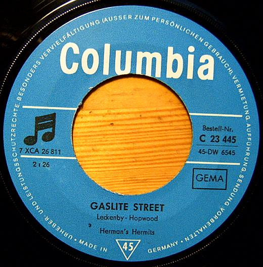 Herman's Hermits : There's A Kind Of Hush / Gaslite Street (7", Single)