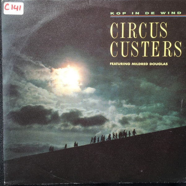 Circus Custers Featuring Mildred Douglas : Kop In De Wind (7", Single)