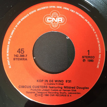 Circus Custers Featuring Mildred Douglas : Kop In De Wind (7", Single)