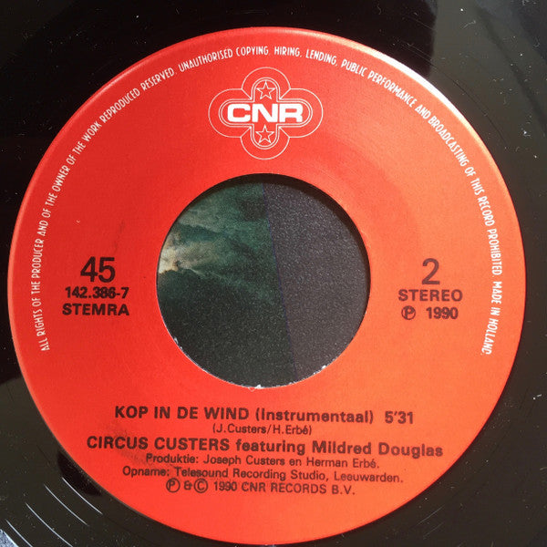 Circus Custers Featuring Mildred Douglas : Kop In De Wind (7", Single)